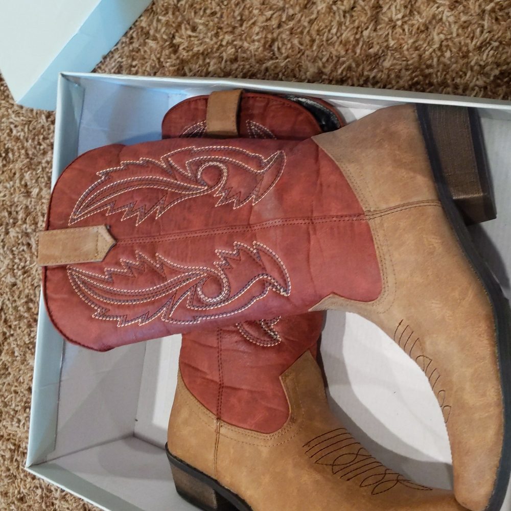 Cowboy boots size 5.5